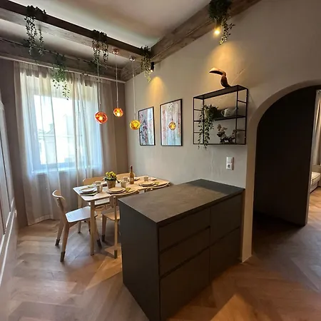 Book-a-room 32 *